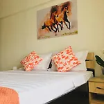 Gazde/Camere de închiriat Center Unirii Square Private With View - Shared Amenities *