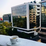 Gazde/Camere de închiriat Center Unirii Square Private With View - Shared Amenities *