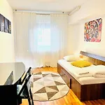 Homestay Center Unirii Square Private With View - Shared Amenities *