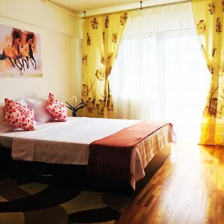 Center Unirii Square Private With View - Shared Amenities Homestay *
