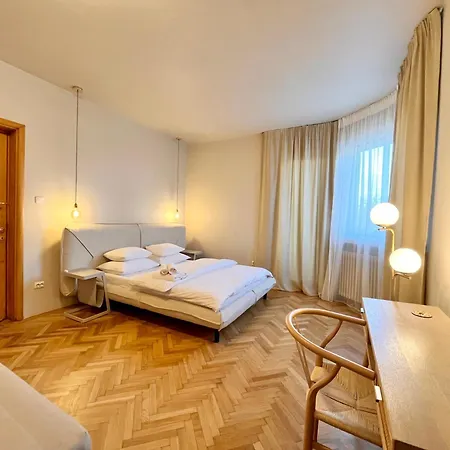 Center Unirii Square Private With View - Shared Amenities ホームステイ *