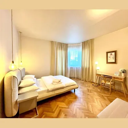 民宿 Center Unirii Square Private With View - Shared Amenities 布加勒斯特