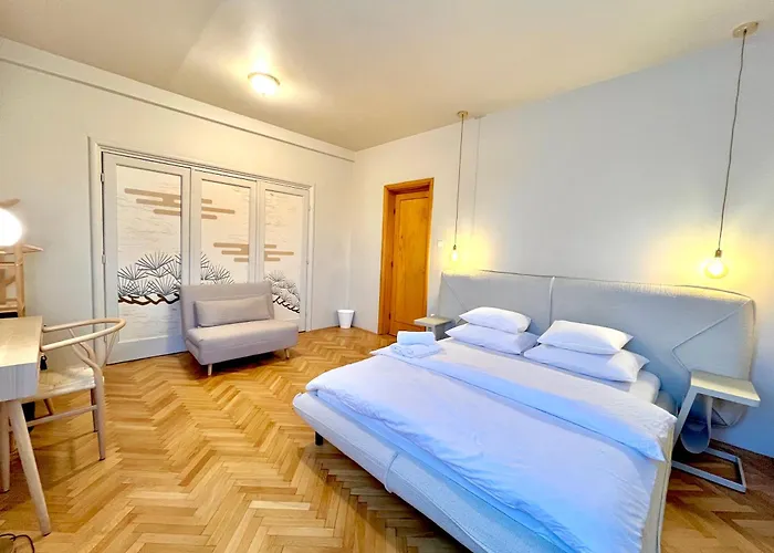 Проживание в семье Center Unirii Square Private With View - Shared Amenities