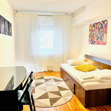 Homestay Center Unirii Square Private With View - Shared Amenities *